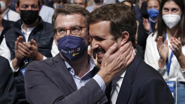 Alberto Núñez Feijóo, nuevo presidente del Partido Popular, abraza a Pablo Casado / EFE