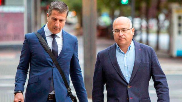 Alfredo de Miguel (d), antiguo número dos del PNV en Álava, llega a la audiencia provincial en compañía de su abogado / RTVE