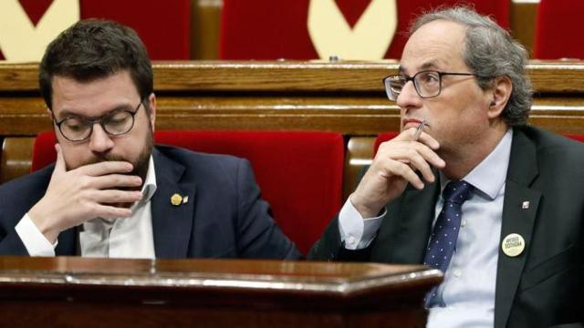 El presidente de la Generalitat, Quim Torra (d), junto al vicepresidente, Pere Aragonès (i), en el Parlamento catalán / EFE