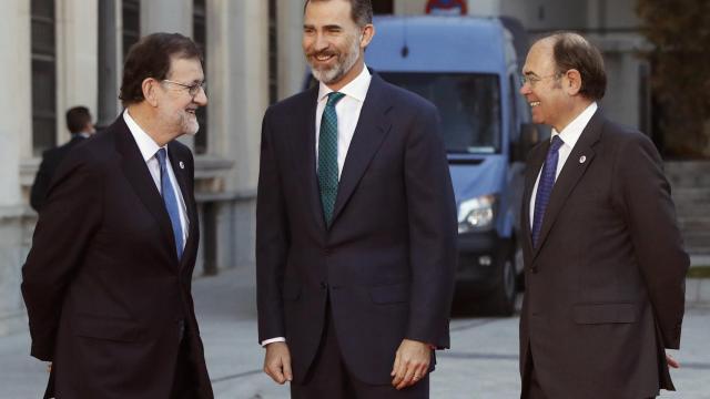 Mariano Rajoy, Felipe VI y Pío García Escudero esta mañana en el Senado / EFE