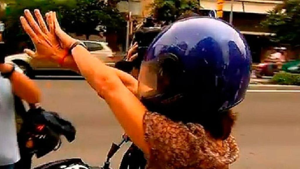 Mireia Pujol Ferrusola tratando de evitar a los reporteros que hacían guardia a la puerta del domicilio de sus padres en Barcelona / CG