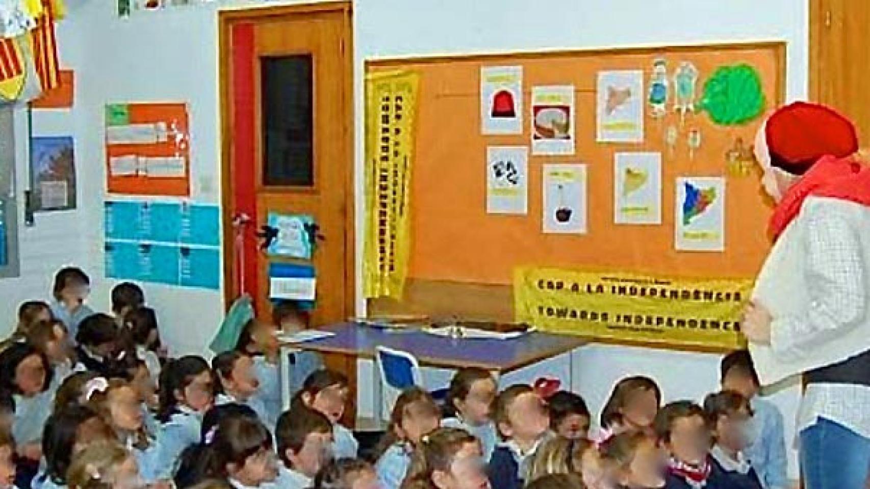 Un aula de preescolar del colegio Les Alzines, de Gerona, donde se observan dos carteles con el lema -en catalán y en inglés- Hacia la independencia