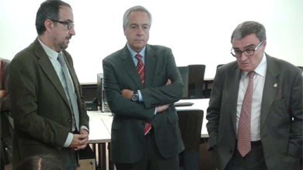 Navarro, en Lérida, con el alcalde de la localidad, Àngel Ros