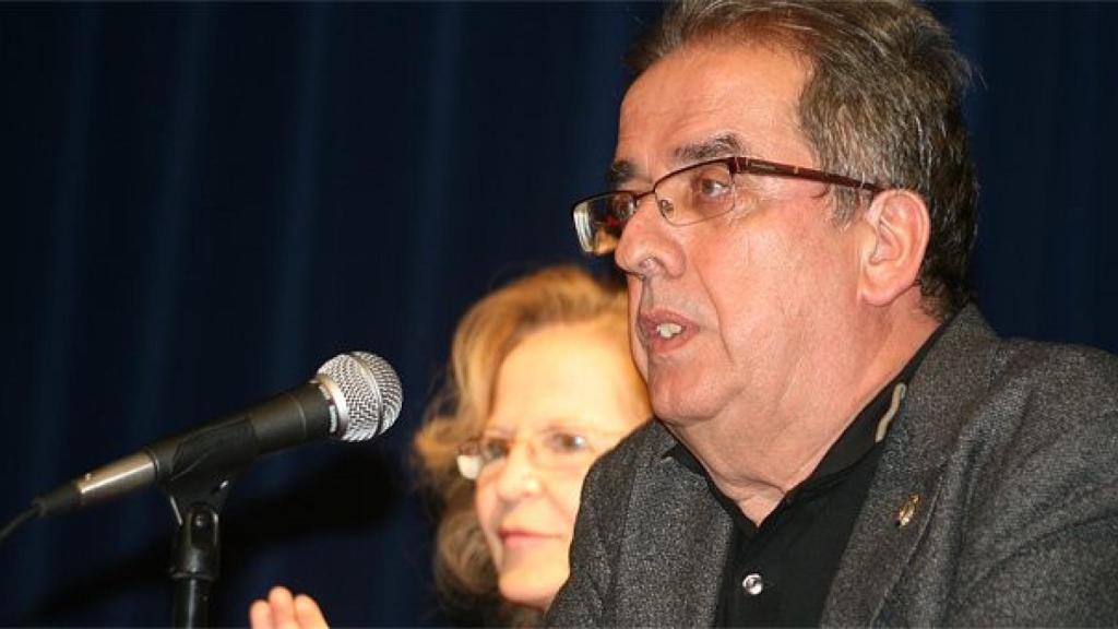 Santiago González, periodista, durante la conferencia organizada por la Asociación por la Tolerancia, junto a Marita Rodríguez, ex presidenta de la entidad