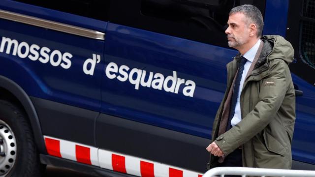 El 'exconseller' de Cultura Santi Vila a su llegada a la Audiencia de Barcelona este jueves / TONI ALBIR - EFE