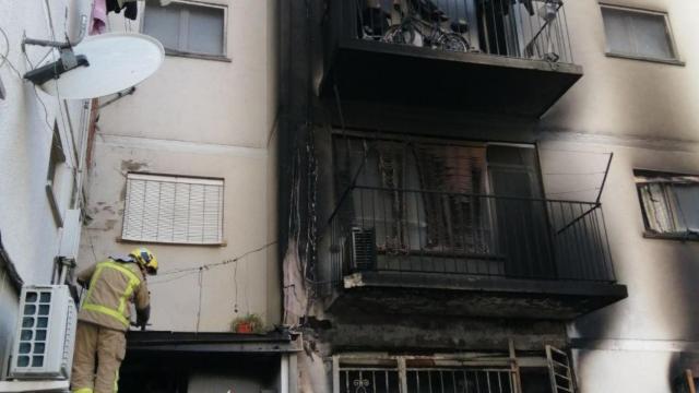 Un espectacular incendio en un edificio de Salt deja una persona en estado crítico, otras dos graves y 20 heridas leves / BOMBERS