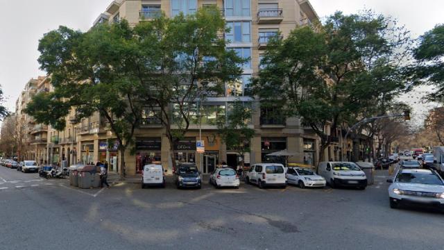 Cruce de las calles Sicilia y Caspe, donde un inspector de la Policía Nacional ha sufrido el robo de su pistola / GOOGLE STREET VIEW