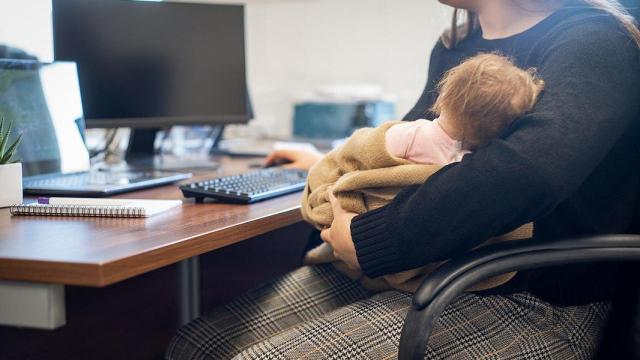 Una madre teletrabajando desde su casa. Emprendimiento digital / CIPHR Connect (WIKIMEDIA COMMONS - CC-BY-2.0)