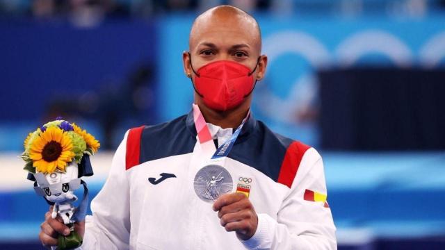 El gimnasta español Ray Zapata recibe la medalla de plata en los Juegos Olímpicos de Tokio 2020 / FAZRY ISMAIL (EFE)