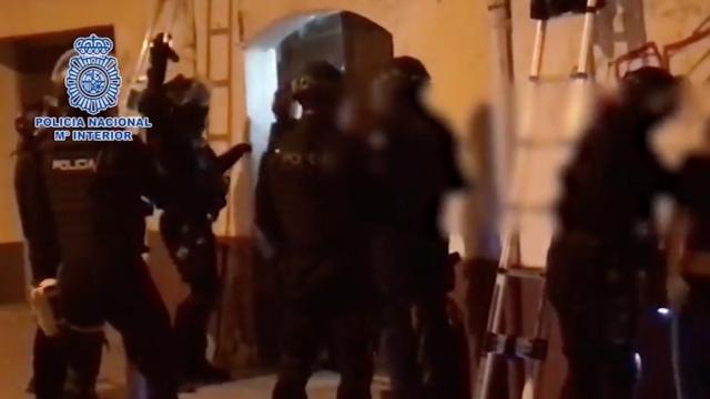 Operación de la Policía Nacional en el momento de la detención de dos de los individuos presuntamente involucadros con el narcopiso / EUROPA PRESS
