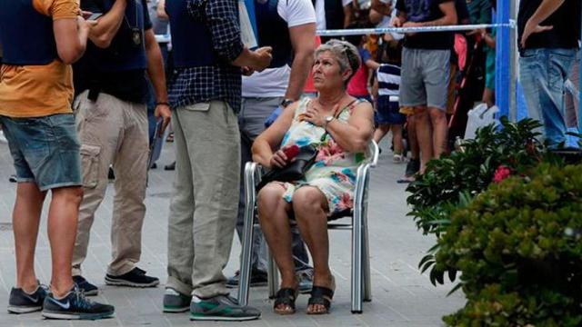 La madre de la propietaria del bar de Vilanova i la Geltrú (Barcelona), herida crítica en un tiroteo, habla con la policía después del suceso en el que un hombre ha fallecido al ser tiroteado / EFE