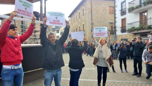 Concentración ante el bar Koxka contra la Guardia Civil
