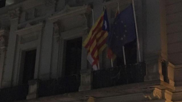 Una bandera estelada en la sede del Ayuntamiento en el distrito de Les Corts / @CDRLesCorts