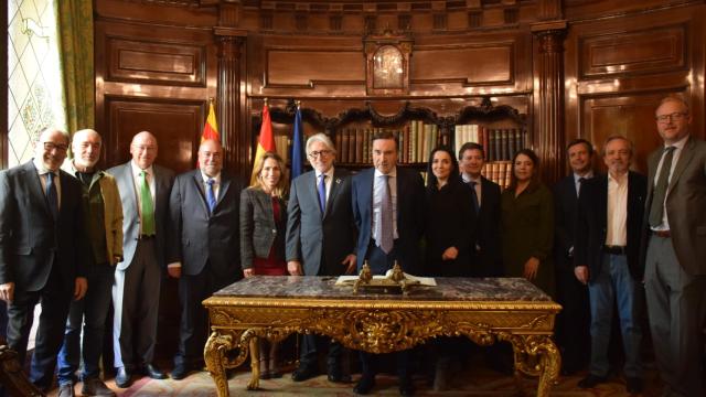 Los consejos de administración de Crónica Global y Consumidor Global, reunidos en Foment del Treball junto al presidente de la institución, Josep Sánchez Llibre