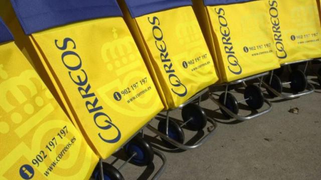 Varios carros de reparto de Correos, en una imagen de archivo / EFE