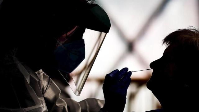 Un test PCR de Covid durante un cribado masivo / EFE