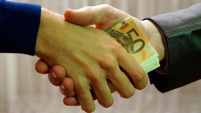 Créditos: Dos personas llegan a un acuerdo de préstamo de dinero / CG