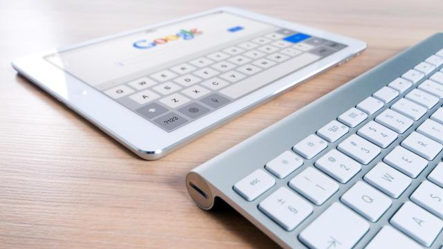 Una tableta con el navegador Google abierto / PEXELS