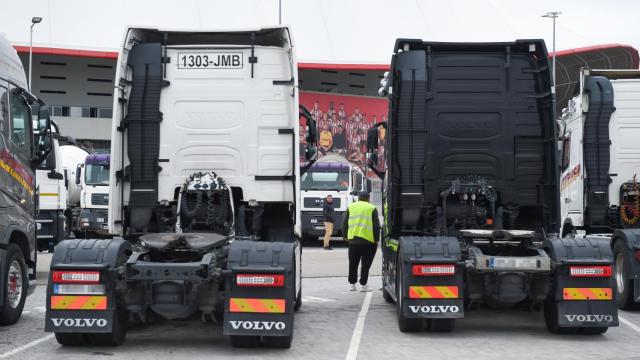 Un camionero entre dos camiones / EP