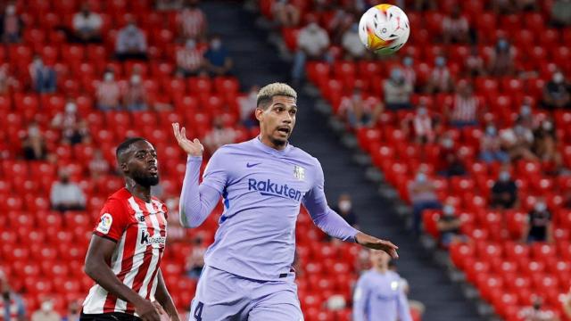 Ronald Araújo, protagonista de la polémica jugada que pudo cambiar el Athletic-Barça / EFE