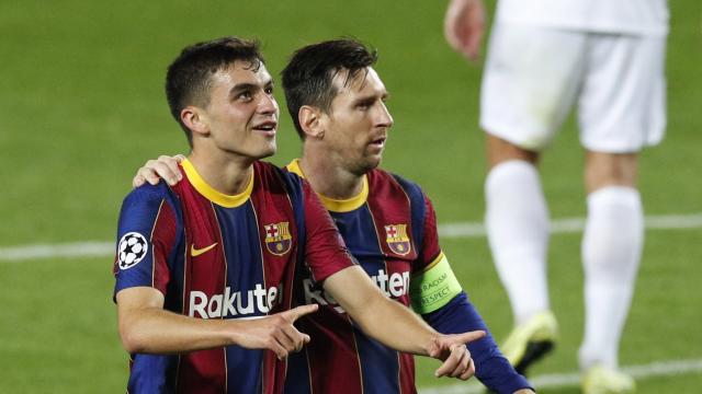 Pedri y Messi celebran un gol del Barça