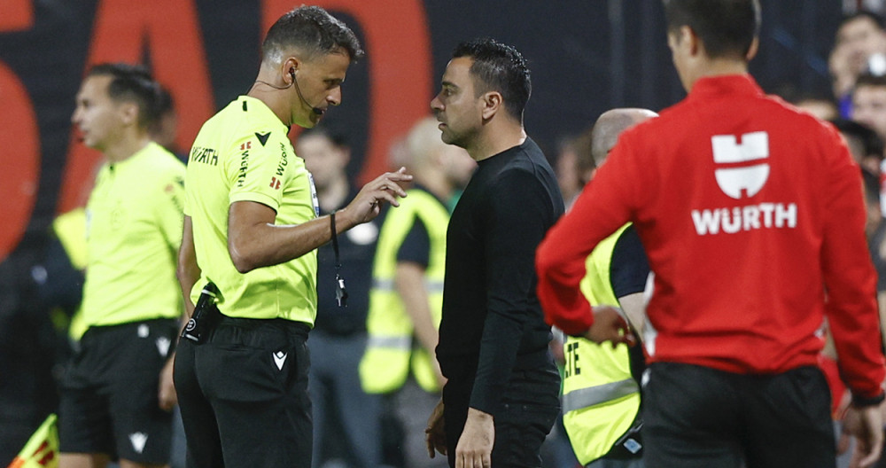 Gil Manzano conversa con Xavi Hernández, durante el Rayo Barça / EFE