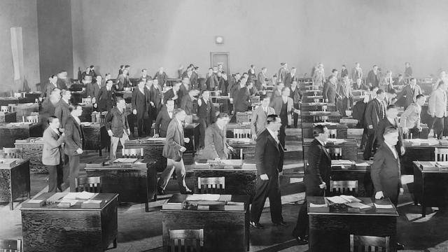 Fotograma de la película comunitarista 'The Crowd' (1928), dirigida por King Vidor