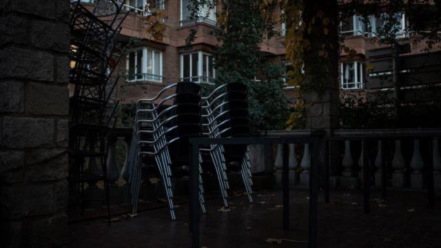 Sillas vacías en una terraza de un restaurante: el sector de la restauración quiere abrir por la noche / EP
