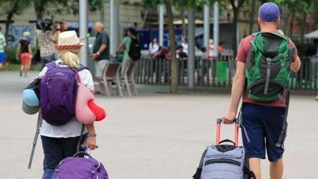 Turistas buscan alojamiento en la Barceloneta / EFE