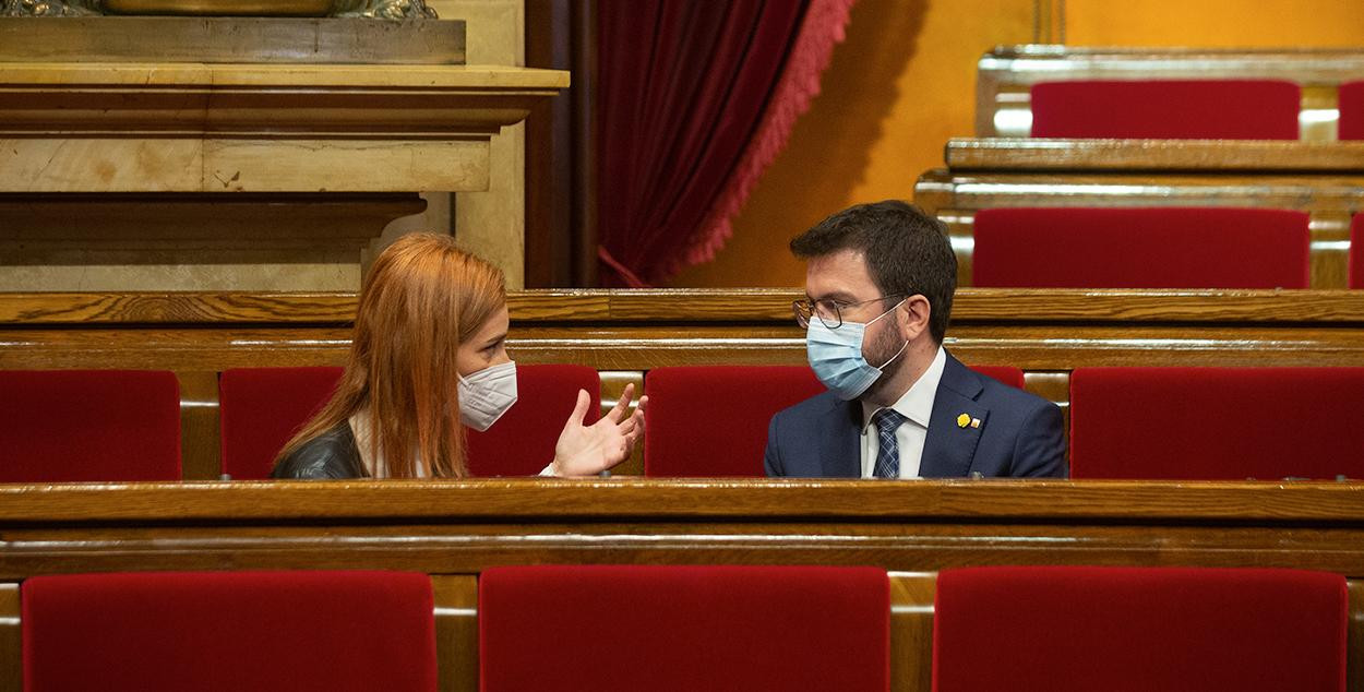 La presidenta de los comuns en el Parlament, Jéssica Albiach, conversa con Pere Aragonès / EUROPA PRESS