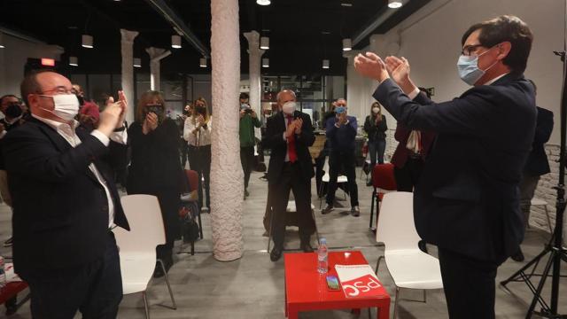 Miquel Iceta (i) y Salvador Illa (d) se aplauden mutuamente en el consejo nacional del PSC