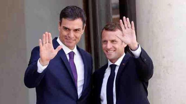 Pedro Sánchez (i) y Emmanuel Macron (d), cuyo gobierno se desmarcó del manifiesto 'procesista' de los senadores franceses, en una imagen de archivo / EFE