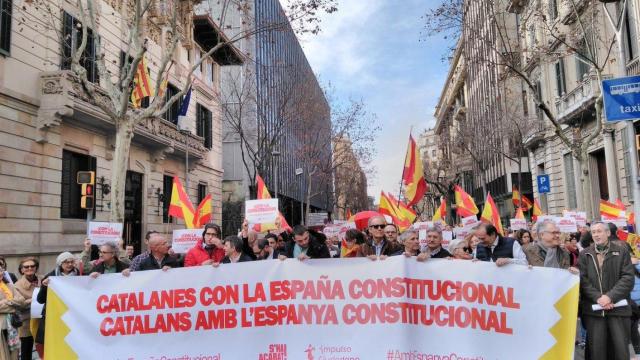 Concentración constitucionalista frente a la delegación de Gobierno de Barcelona / @ShaAcabat