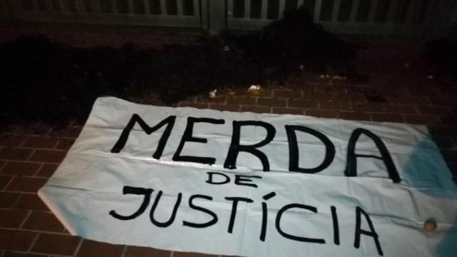 Una de las puertas de los Juzgados marcada con excrementos en Cataluña / TSJC