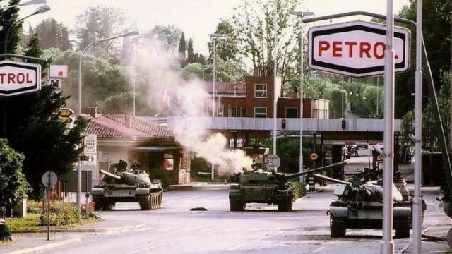 Tanques yugoslavos repelen un ataque de fuerzas eslovenas durante la Guerra de los Diez Días de Eslovenia / WIKIPEDIA