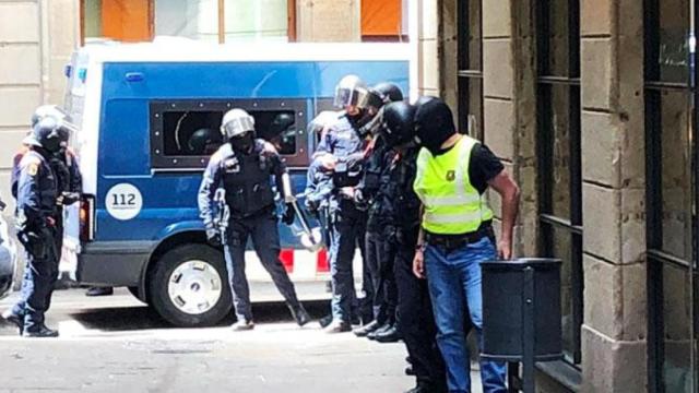 Operación policial de los Mossos d'Esquadra contra los narcopisos en el Gótico ayer viernes, 25 de mayo / CG