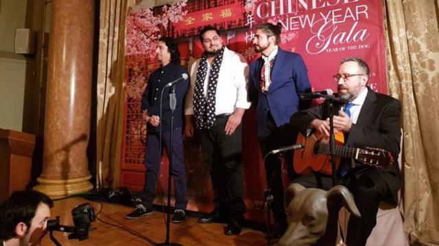 Juan Carlos Girauta (Ciudadanos), tocando 'Mediterráneo' de Joan Manuel Serrat ayer en Barcelona / CG