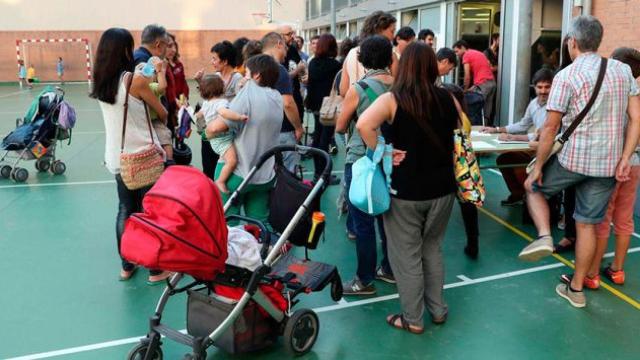 Padres y alumnos de la Escola Diputació de Barcelona durante la votación del referéndum ilegal del 1-O / EFE