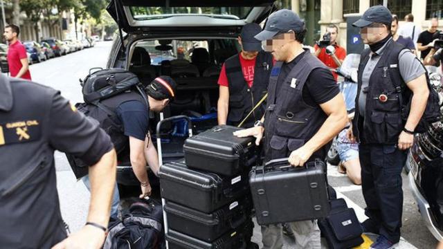 Registro de la Guardia Civil en la sede de la fundación CatDem, vinculada a la antigua CDC / EFE