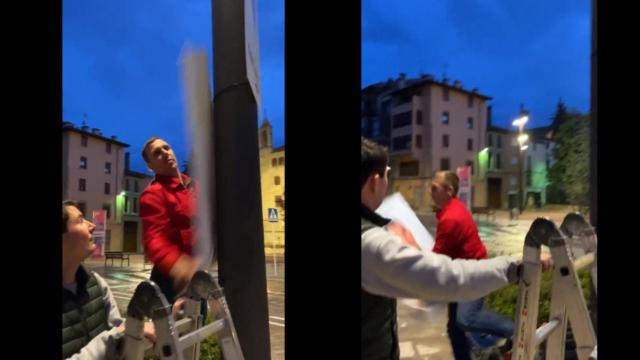 Una persona arranca el cartel electoral del PP en Vic