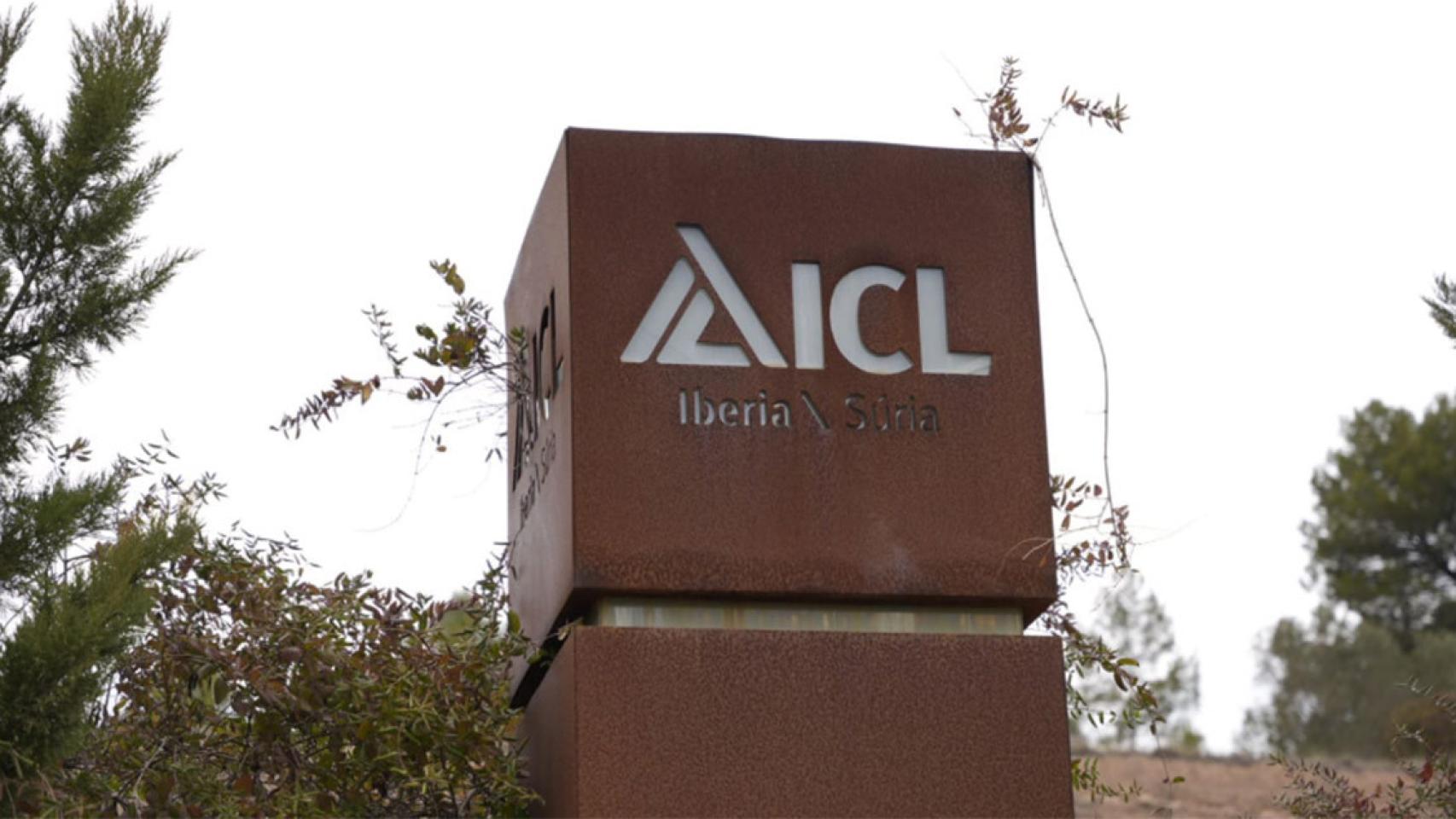 Logo de la empresa que gestiona la mina de Súria / LUIS MIGUEL AÑÓN (CG)