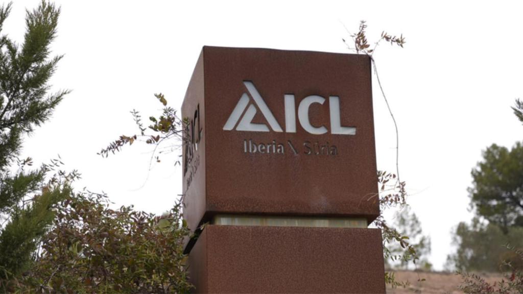 Logo de la empresa que gestiona la mina de Súria / LUIS MIGUEL AÑÓN (CG)