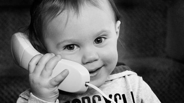 Un niño hace ver que habla por teléfono / PIXABAY