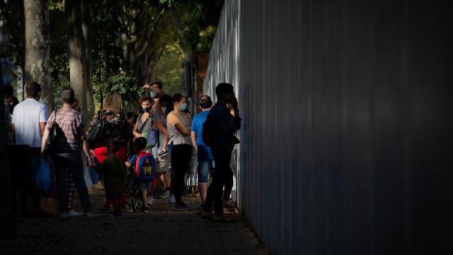 Padres y alumnos a la puerta de un colegio de Cataluña / EP