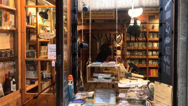 Entrada del Espai Quera, que aúna restaurante y libros de viajes y excursiones / CG