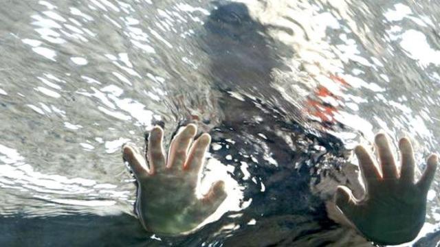 Un niño con las manos en el agua, una de las imágenes del Día Mundial del Agua / EFE