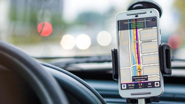 Un vehículo equipado con una aplicación de rutas. Apps / PEXELS
