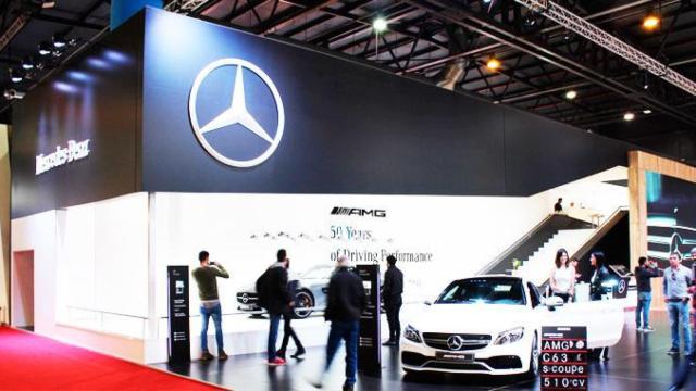 Imagen de un estand de Mercedes-Benz, que ha cancelado un encuentro en Barcelona, en una edición pasada del Salón del Automóvil de Ginebra / WAGG