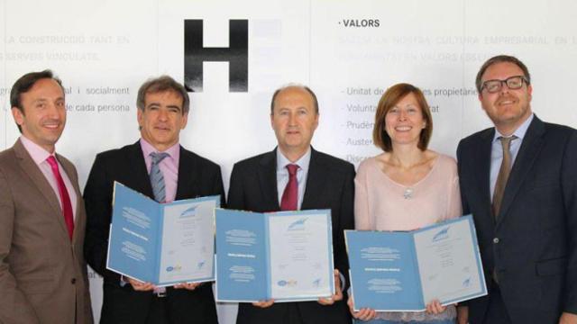 Leonard Carcolé (c), Joaquim Oliveras (2i) y Mònica Jordana (2d) de Grup Heracles recogiendo el certificado de renovación de ICDQ en julio de 2016 a manos de David Galeote (d) y Miquel Picas (i) / ICDQ