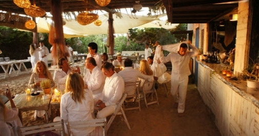 El Beso Beach Formentera, en plena ebullición en verano.